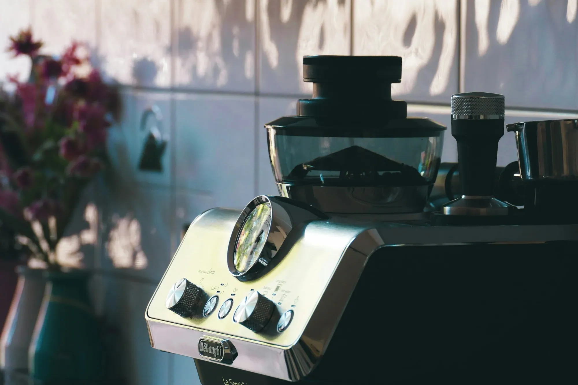 a delonghi home espresso machine sitting on top of a counter